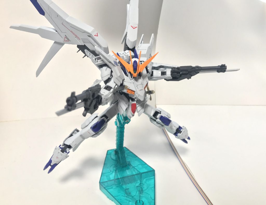 130mmブレードマグナム。シュヴァルべカスタム(シクラーゼ機)からコンバートしてきたものであり、これもまた本機のダイバーが使い続けてきた装備である。射程こそ短いものの、大口径の銃口から発射されるマグナム弾は極めて強力なものとなっている。