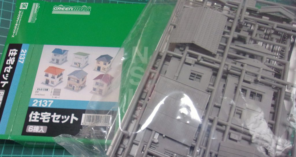 建物はグリーンマックスの住宅セットを使用。一軒を平屋に改造して、切り離した二階部分をもう一軒に繋ぐ加工をしたので、戦車の10倍くらい手間がかかりました。窓に付けたカーテンはティッシュペーパーです。