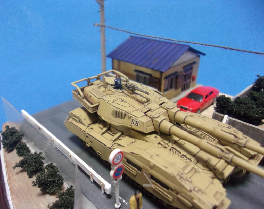 61式戦車は砲口の開孔、HMGの削り込み、キューポラを開いた状態に加工、後部バスケットのくりぬきといった定番の工作をしています。