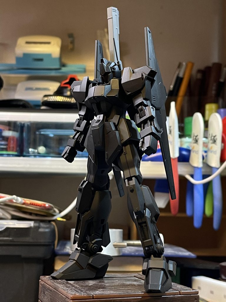 クロもいいかも!塗装直前のサフ吹き。今回はクロサフで。だって金色は黒って聞いたから(サフがクロとは言ってないはずだからただの勘違いです)。