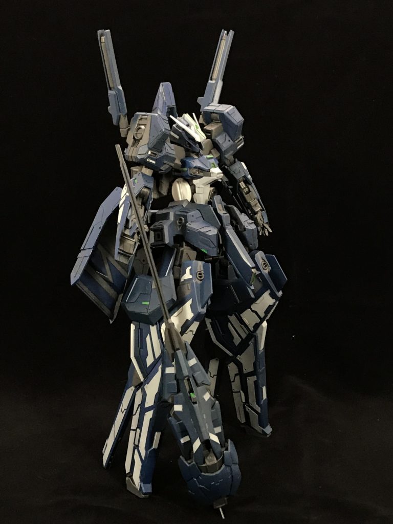 全体像です、足の平面なと各部にプラ板を貼って情報量を増やしてます、あえて塗り分けることで強調されるようにしてます