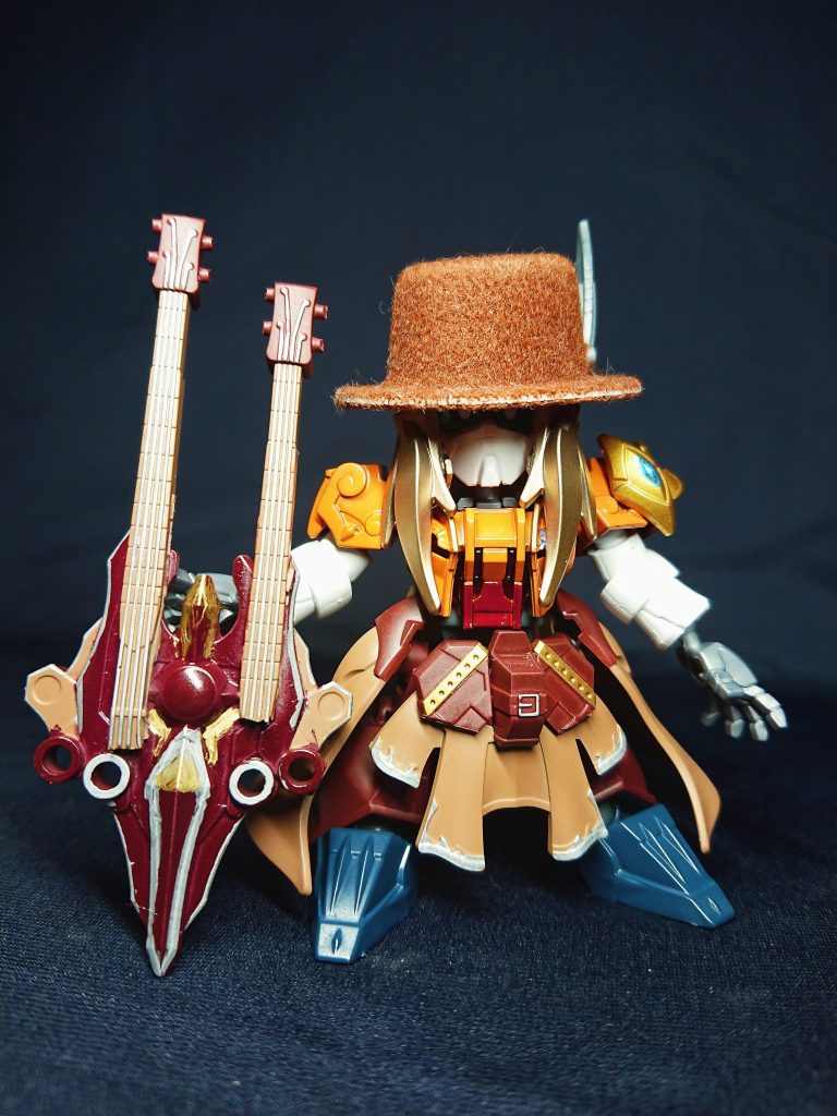 全世界で有名な吟遊詩人で、各地の歴史や伝説など豊富な知識を持つが、素性を知るものはいない。その正体はマルディアスの神々の父にして主神エロールが人間を装った姿。