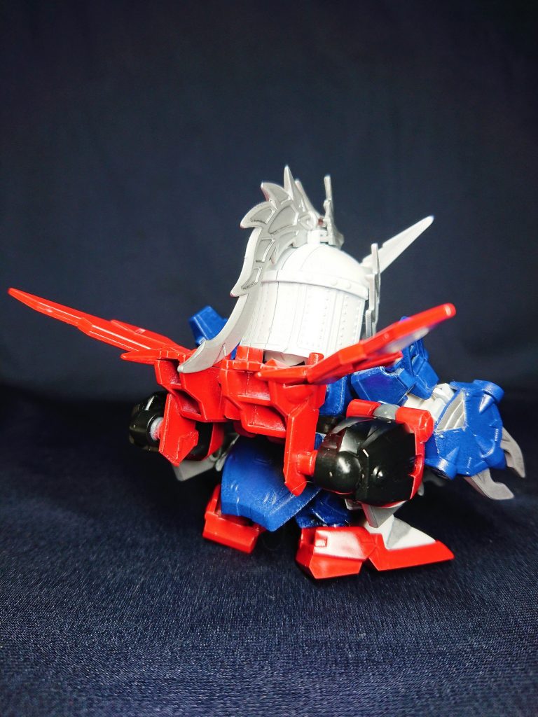 劉備ストライクの炎凰の神器をアレンジし、形にしました。重心が後ろに下がるので、刃(ランチャー)を後ろにした際には、刃を支えにして立たせます。