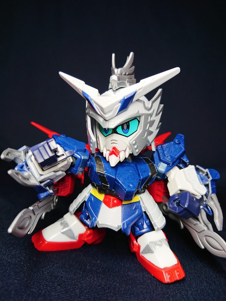 最近のヒーローズのような過剰装飾から比べるとかなりシンプルですが、やっぱりこれくらいのほうがSDガンダムらしくて好きです。もうこの先は派手派手なSDしか出ないんだろか…