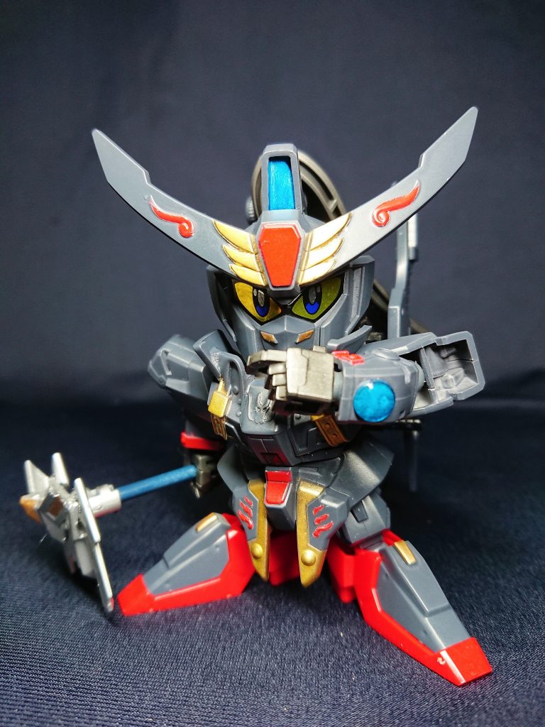 荒野の天輔星の二つ名を持つ名軍師。厳白虎に破軍金鎖の陣を授けて長沙への侵攻を促す一方で、孫堅軍に取り入り弟子である周瑜を軍師として推挙する。その矛盾した行動の真意は、周瑜の明日を見極め、絆の力を教えることにあった。