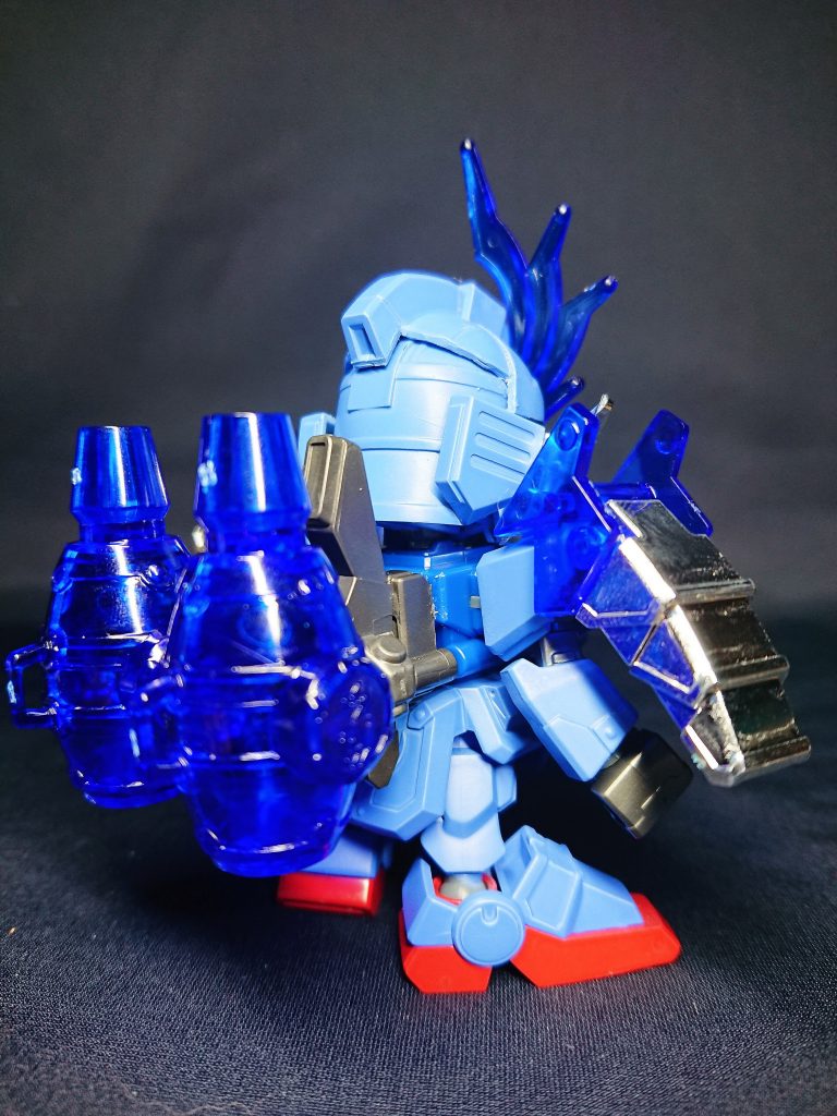 原作通りのため余計な差し色等はせず、ムシャジェネのシンプルさを損なわないようにしてみました。爆滅轟砲の懸架は頭身アップのバランスを考慮し、上下逆に取り付けています。