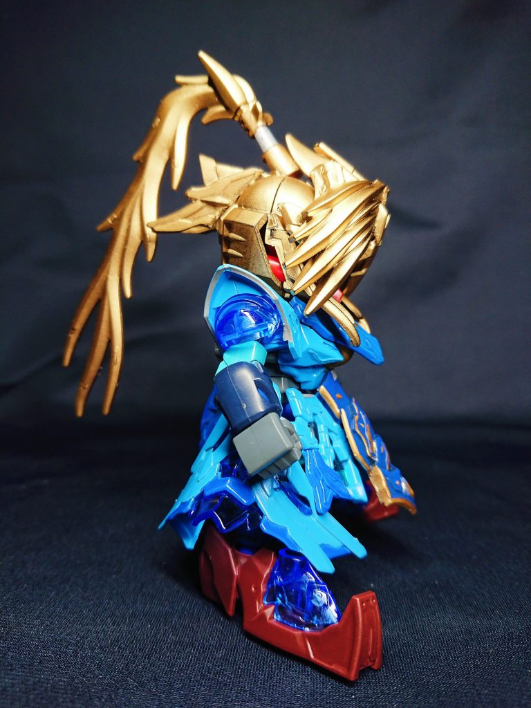 ブンドドや取り回しのため、肩のモフ毛は付けていません。孫策アストレイの髪がうまいこと長髪にはまってくれました。