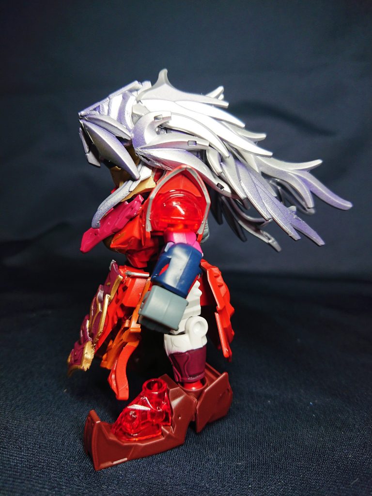 ブンドドや取り回しのため、肩のモフ毛は付けていません。髪の毛はRSイラストの銀+紫を参考に、見る角度によって紫が透けて見える擬似マジョーラ風に塗装してみました。