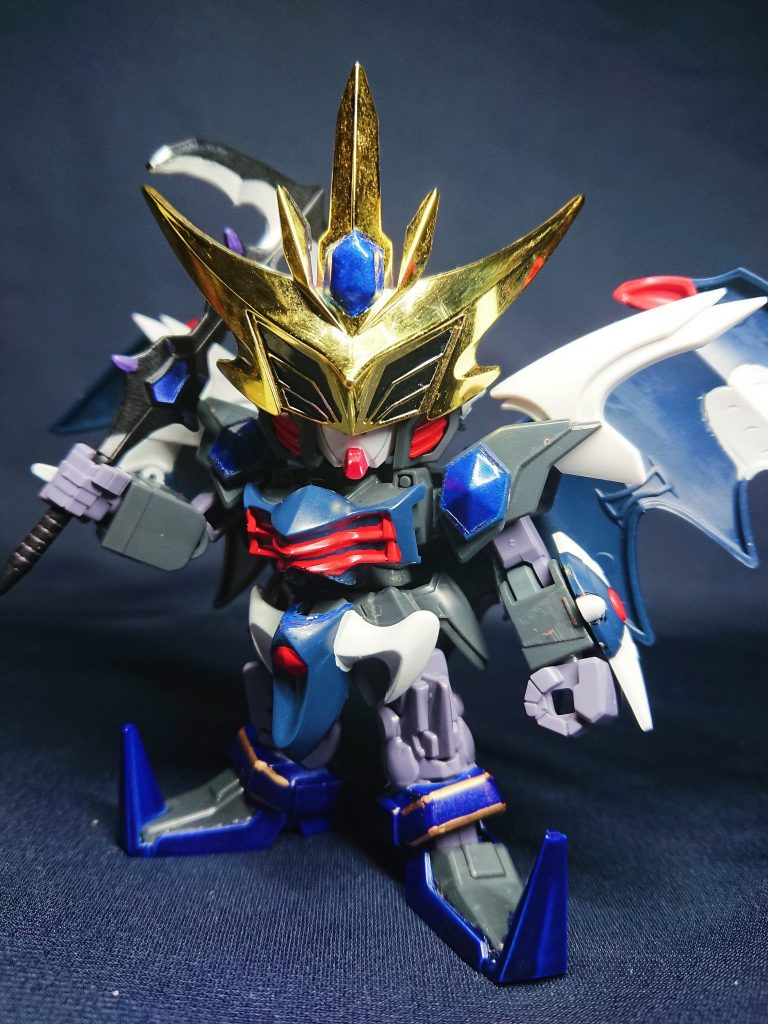 闇の騎士デスサイズは、氷刃の騎士ディードにスティールドラゴンが融合した姿です。なお、闇の騎士は やみのないと と読むようで、SDガンダムフォースに出てくる騎士は、全て ないと と読みます。