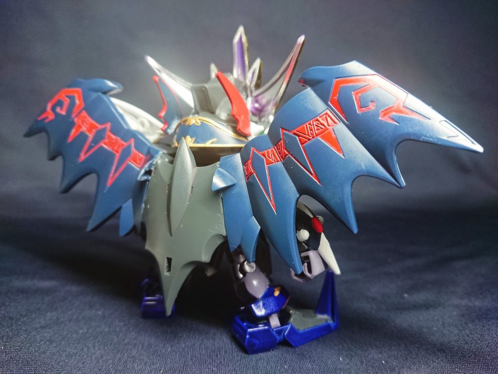 なので後ろから見ると翼がなんだか別物に見えます。パーツとしては別物ですが。翼くらいは色を合わせてもよかったかな？と思いますが、全体的に見るとこれはこれでカラフルでカッコいいかも。