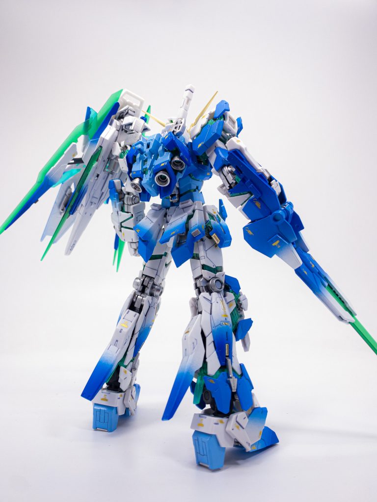 展開される装甲の末端部分に多くグラデ塗装を施したのが変形時のシルエットの変化をより効果的に魅せている気がします。