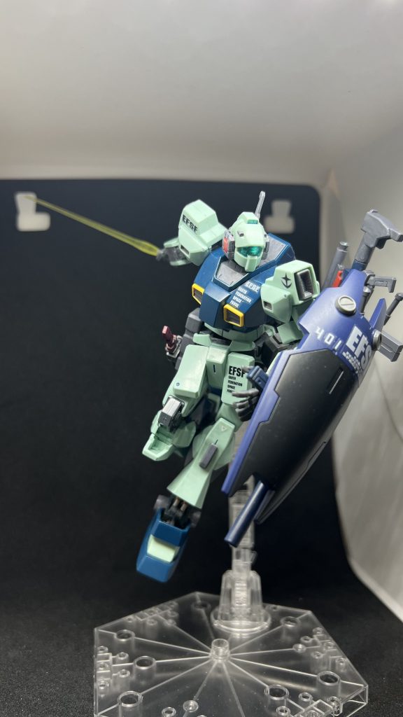サブウェポン4「ビームサーベル」腰部右側の複合兵装のサーベル取り付け部分が一度割れてしまったため、負荷の小さくなるよう小型なガブスレイのビームサーベルに変更しましたまたシールドはジムクウェルシールドに戻し、ネイビーブルー部分を塗装しました