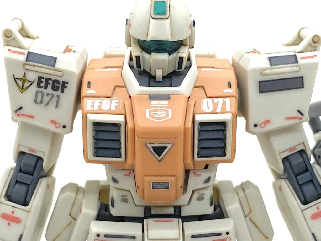 デカールはHGユニコーンガンダム用をメインにしましたが連邦陸軍を意味するEFGF(Earth Federation Ground Force)はデカールになってないのでHGUCのガンダムEz8のシールに白と黒の表記したのがありますのでそれを流用しました。後はキット付属のシールやMGのガンダムデカールも部分的に使っています。