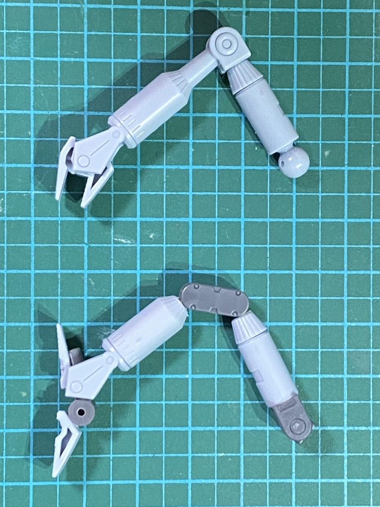 脚部は腕を逆さに付ければ…と甘い期待をしていましたが、脚にするには可動域不足の上、ハンドパーツは無可動。全ての関節をコトブキヤM.S.GのジョイントセットDに置き換え、軸穴はピンバイスで開口後、慎重に広げて保持力を確保しました。動かす度にギチギチ音がしてヒヤヒヤします。足裏は掴む動作を残したかったので、2軸入っています。