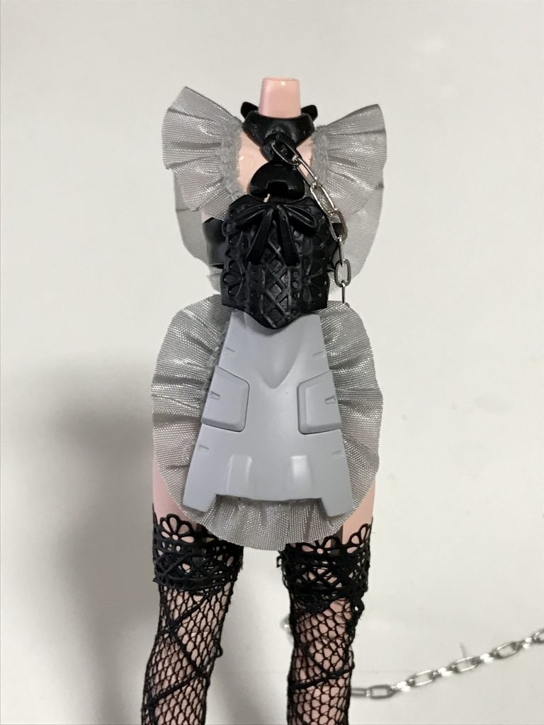 胸から前掛けまで。肩と前掛けにはグレーのフリルテープを貼りました。胸にはレーステープを貼り、リボン(FAGレティシアの髪飾り)を付けました。そしてネクタイの結び目に穴を開けてチェーンを付けました。