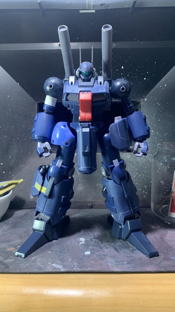 腰部アーマーが干渉して腕が下ろせてなかったのでアーマーをHGサイサリスのパーツに置き換えて素立ち時のシルエットをスッキリさせました。