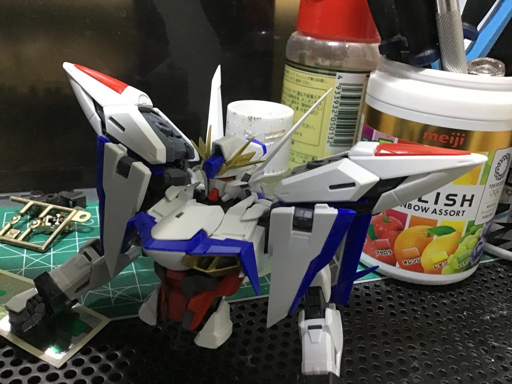 各部かなりエッジが立ってるキットですが、それでも頭部のアンテナや側頭部の変形時に尾翼っぽくなるとこ何かは若干削って更に鋭くなるようにしてます。