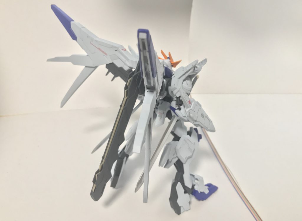 背面。バエルを参考にマルコシアスのバインダーユニットを改修した大型スラスターユニットが最大の特徴であり、その最大加速時にはバエル同様に「光の翼」を彷彿とさせるスラスターの噴射光が放出される。