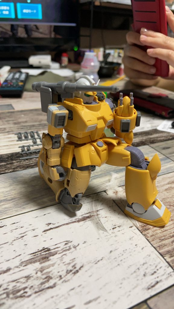 元々はガンキャノンを素組みでちゃんと仕上げようとした結果、片脚をぶっ壊してしまった為、そこらへんにあったザクハーフキャノンの足を拝借したことから始まりました