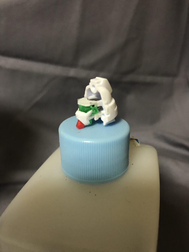 顔はマスク部分を切り離して位置を微調整しました。目はこの頃からクリアパーツになったんですねぇ〜