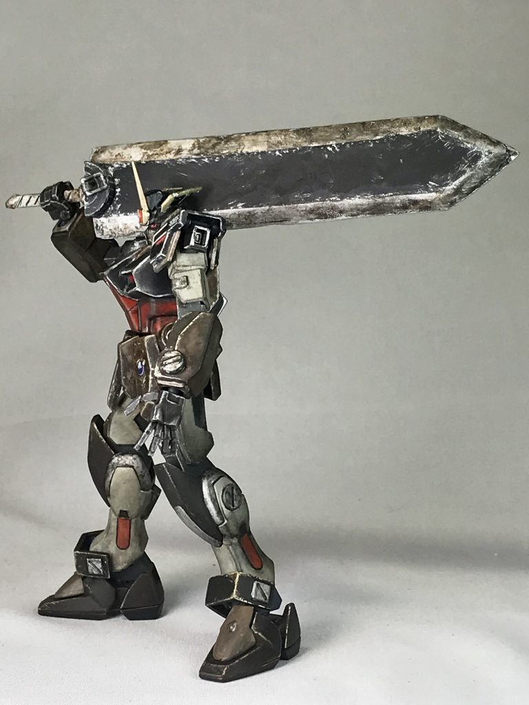 横向きショットビグザムストライカーの曲線と対比でダガーは角が出せる所はヤスって角を出しています。色合いも緑に馴染む様に少し地味目にしています。手首やくるぶし辺りにパーツを付けて誇張してみました。