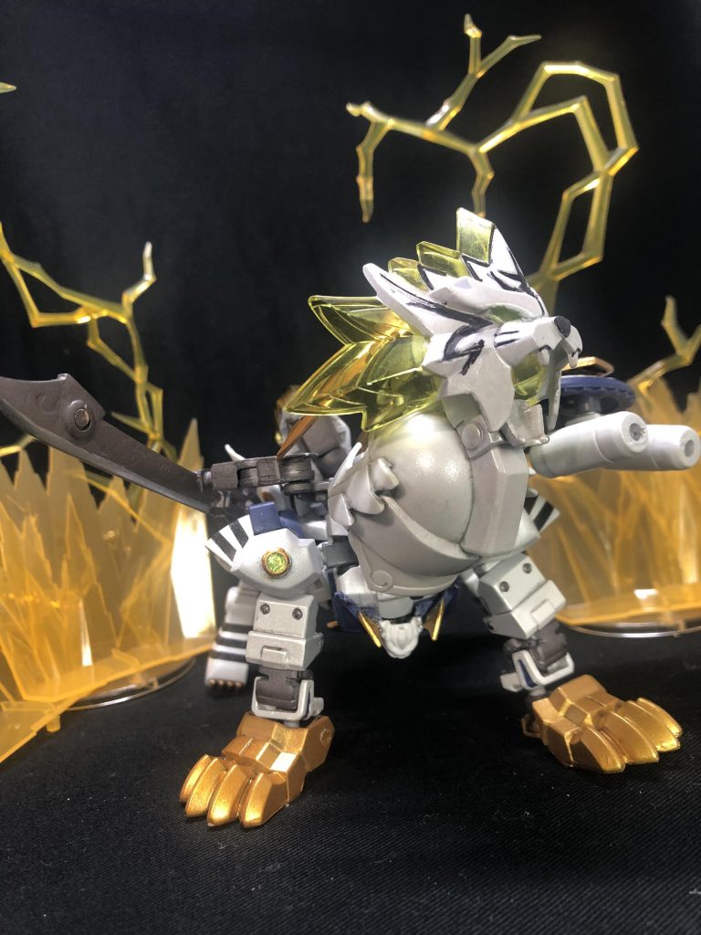 古の伝説によると、「その白き虎の神、大地を駆ける姿は雷光の如く、その咆哮は万雷を呼ぶ」とされている。虎形態でもある程度は動きますが、ポロリがひどくてなかなかポージングが決まらないという…。ギミックと可動の両立が次回への課題になりそうです。