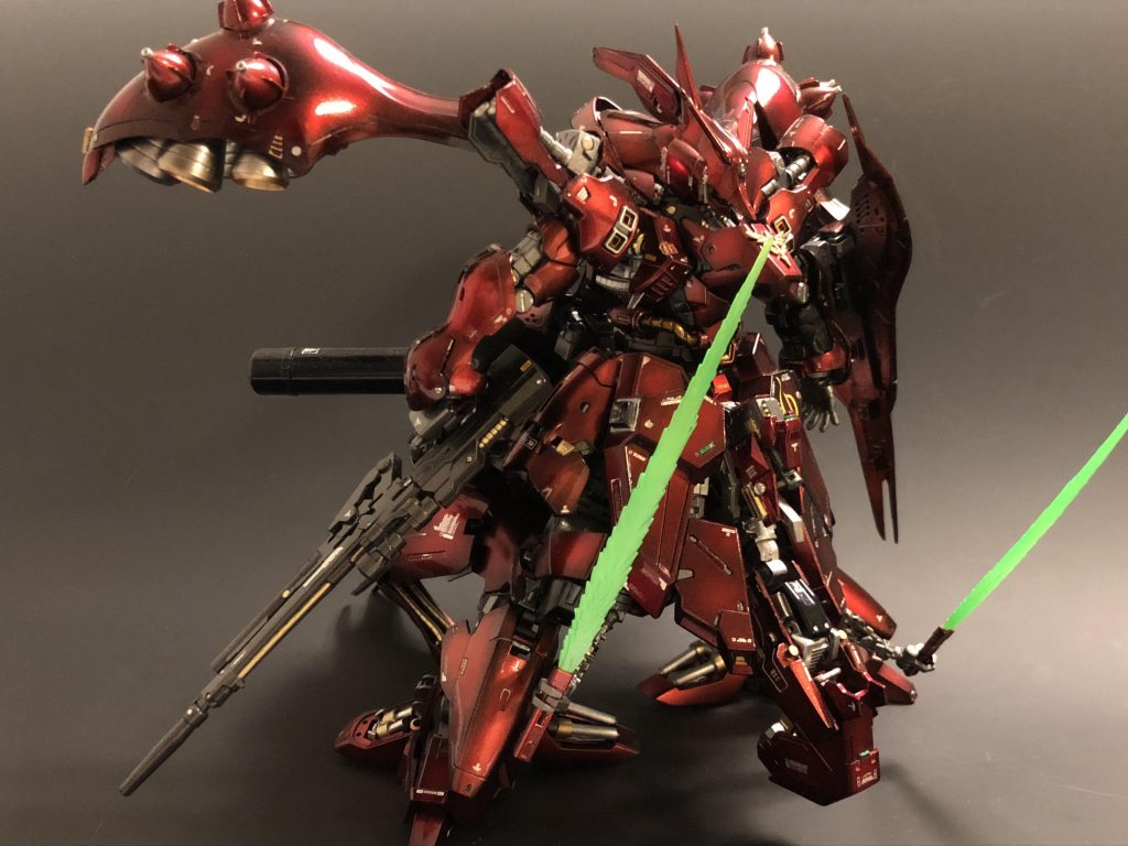 大きめなフロントアーマーに、RGフレームの腕を収納、隠し腕として展開可能です。