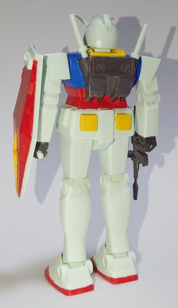 後シールドはキット本来の接続方法(手首挟み込み)がちょっとやらかして緩くなってしまった為、サーベルの余り部分を利用し軸差し込み方式に変更してあります。