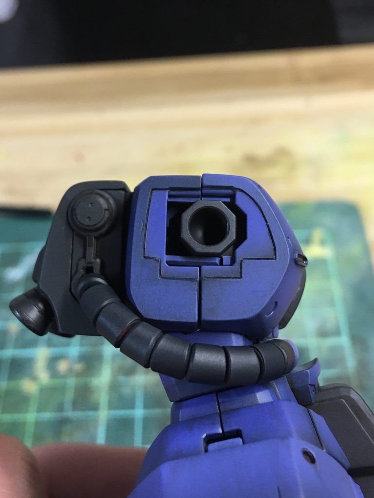 肩のポリキャップは30MMのもの(KPS製)に変更。塗装の利便性と、気持ち奥まで押し込めるようになります。