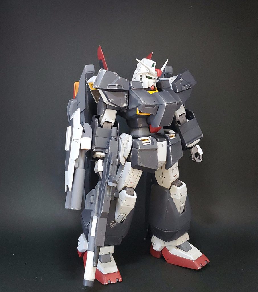 性能不足を補うべく、増加装甲・ブースター・ランチャーを追加装備で使用出来ます。腕部には2連装ビームライフル。