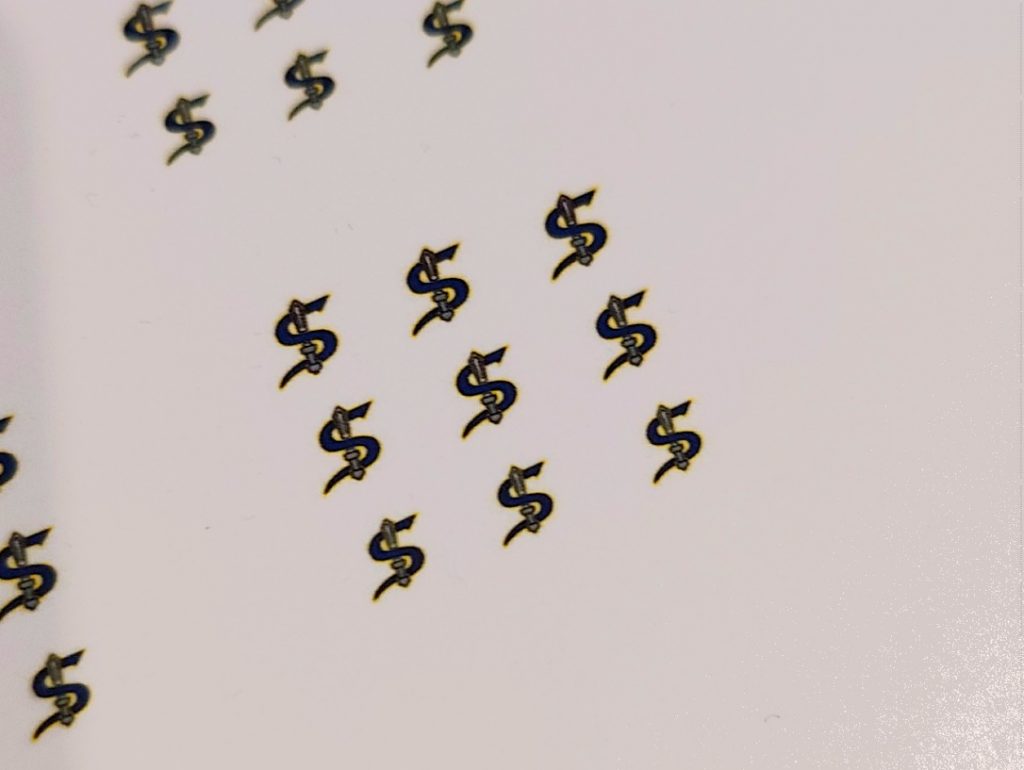 スレッガーのパーソナルマークはプリントアウトしたオリジナルデカールになります。完成品まで３回切り出しに失敗してしまいました(^_^;)