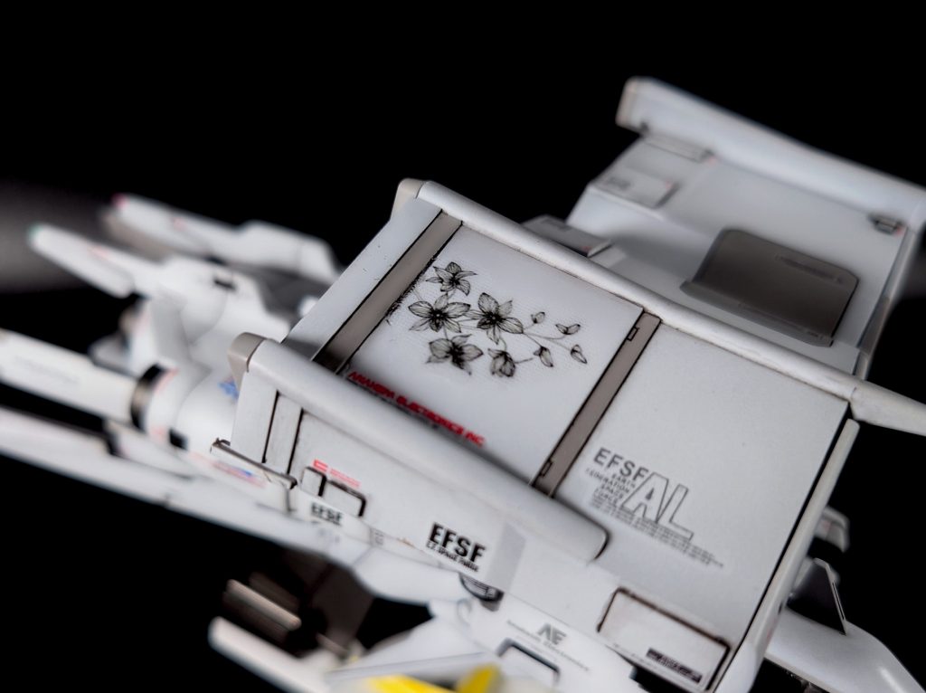 コンテナにはデンドロビウムの花をあしらってみました。