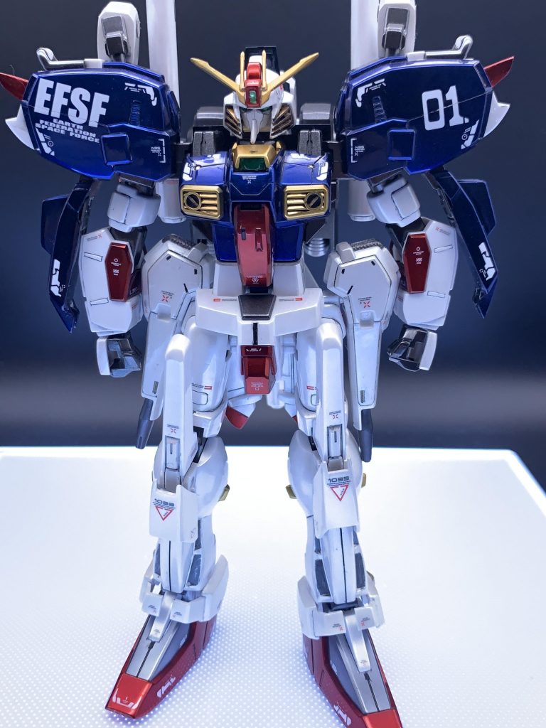 説明書にもESFSってなってたから多分これでいいやろでガンダムデカールの手持ちから適当に。ちょっと大きすぎたけどそれもよしかなと。(Wiki見た限りはEFFでは?という気もするけど説明書がそうなってるからヨシ)それにしても見事に逆三角形でデカさもあって良いキット。