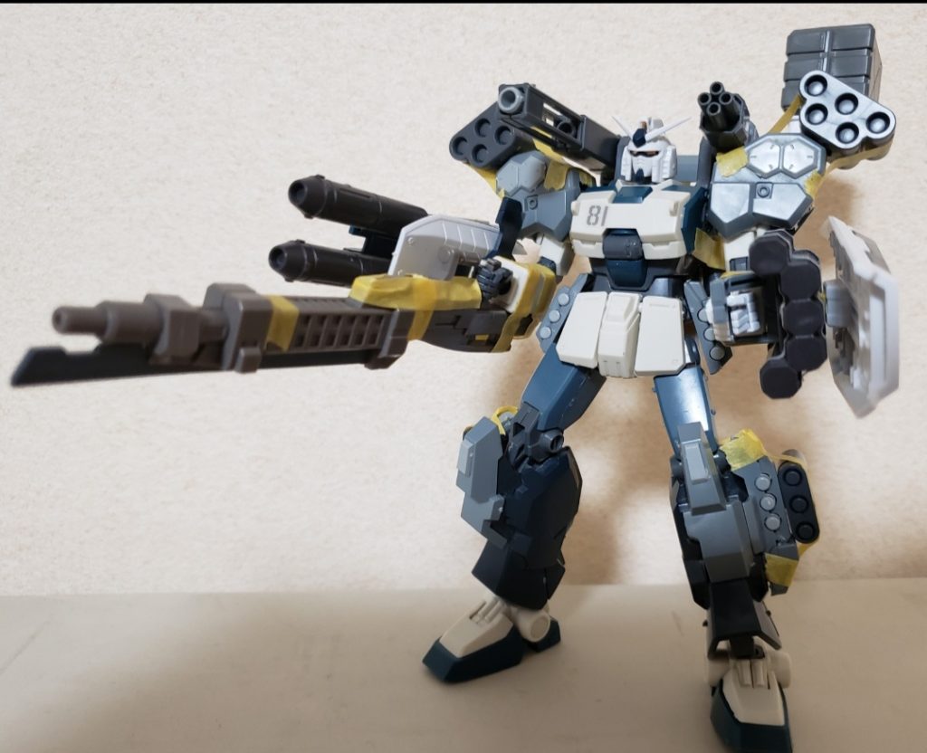 原型(どうしてこうなった)元はオリジンフルアーマーガンダムのイメージだったんですが、アーマーの脱着機能がどうしても欲しくて大幅変更。案外足とか腕はそのまま改造してます。