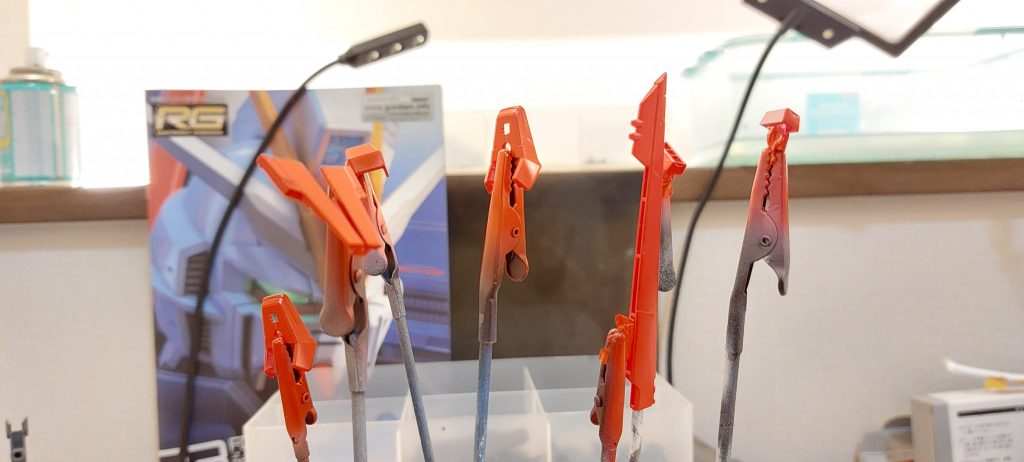 赤と黄色の下地はピンクサフで