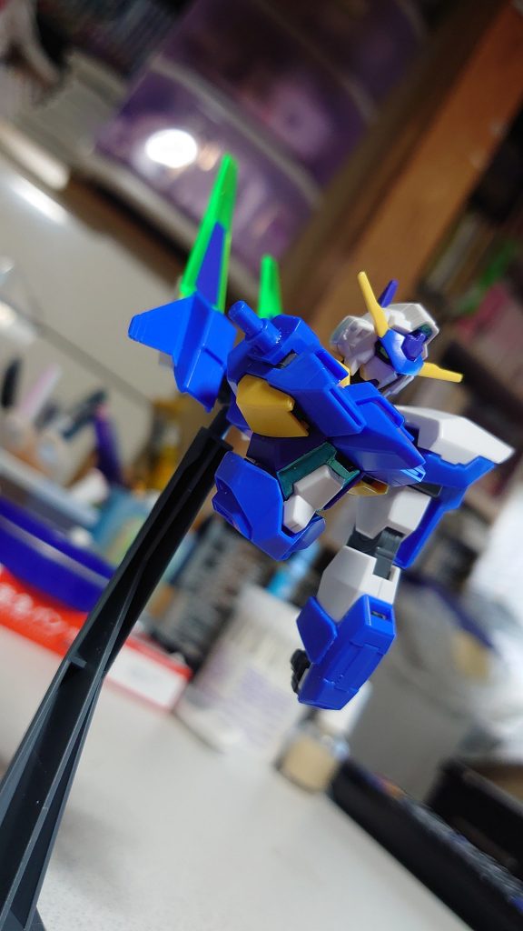 主役機ガンダムにしては珍しいカラーリング