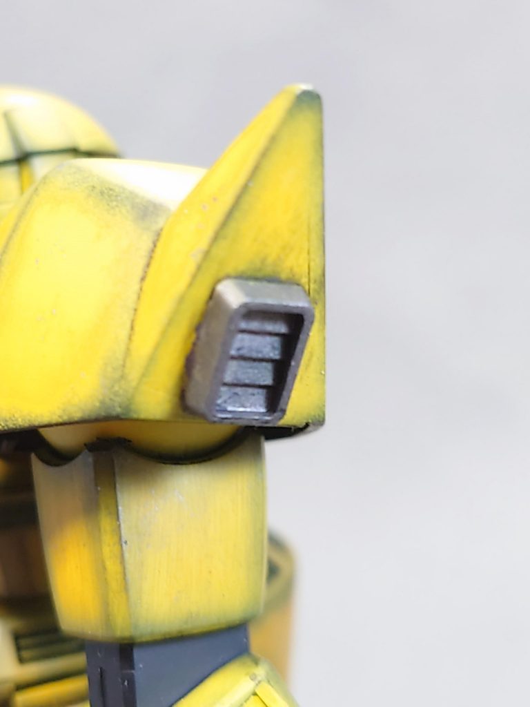 肩の部分にジャンクパーツのダクトを着けてみました。