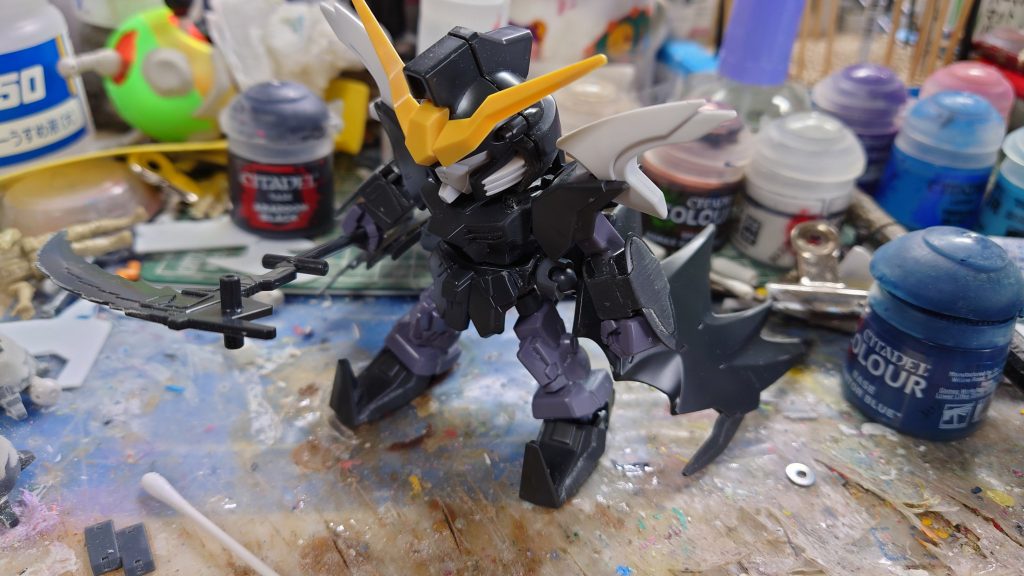 想像の宇宙にしか存在しないはずの機体ですが…それがモチベーションになることもあるのだ。筆者です。前回・リアル等身で普通のデスサイズギルティはこちら。ここからそこそこ最新のSDEXでの製作です。ところで、数年かけてTV版初期の5機が確認されたHGACなのだけれど…これでEW版まで出すともう数年かかりそうね。デスサイズギルティの本来のコンセプトをできる限り受け継ぎ基本的にはキットのままです。ただし、SDEXの仕様上腰サイドアーマーは取れないので切り飛ばし、そこにボールデン中ボールを接着。また、アクティブクロークを腰に移したことで足が地面に着かなくなるので、「30MM」の初代カスタムジョイントを使って腰との接続を延長工作しています。