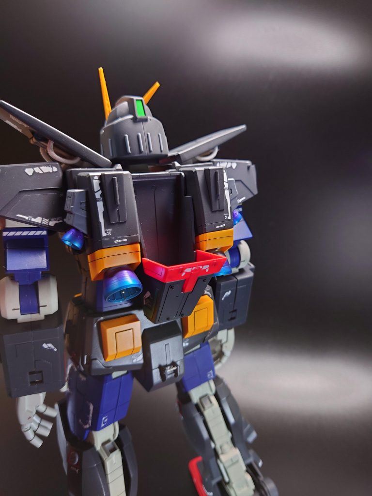 ビルダーズパーツをバックパックト、両脚部の外側に追加。バーニアは焼き色風に塗装しています。