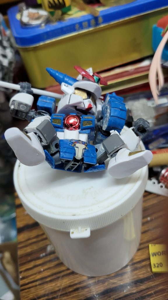 左右裙甲切割改為同骨架連接增加下半身的靈活性可以靈活地進行半座狀態