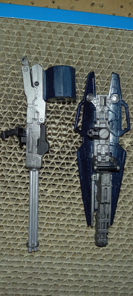 150mmガトリングは30mmのフリースタイルバズーカーの先を外し、3mmプラ丸棒で3連ガトリングバレルを作成500mmグレネードランチャーは外したバズーカーの先をシールドにドッキング