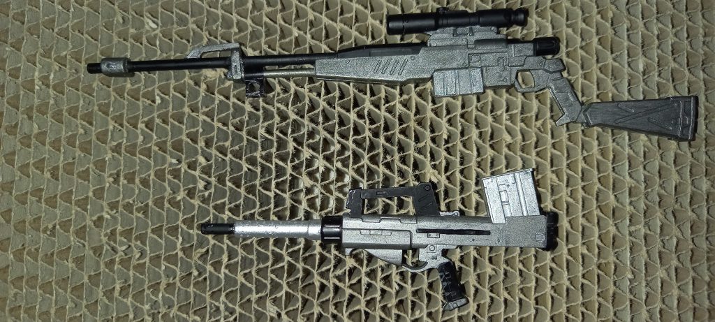 150mm対物ライフルは元々のスナイパーライフルのバレルを30mm延長し一本物に加工変更100mmマシンガンはバレルを20mm延長しサイレンサー仕様に