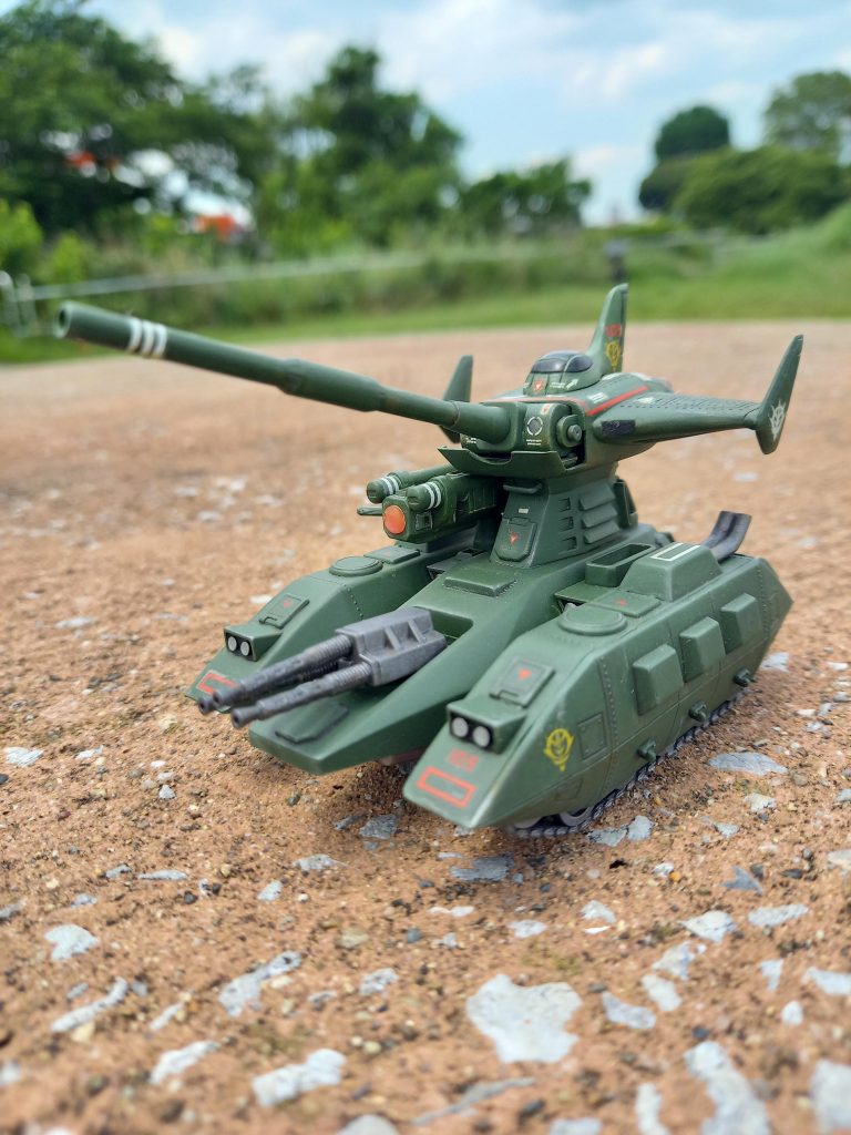 塗装は主に缶スプレー。細かい所は筆塗り。ハッチやフックを追加してます。大きめのエアダクトや、三角の隙間にサブのライトを追加。