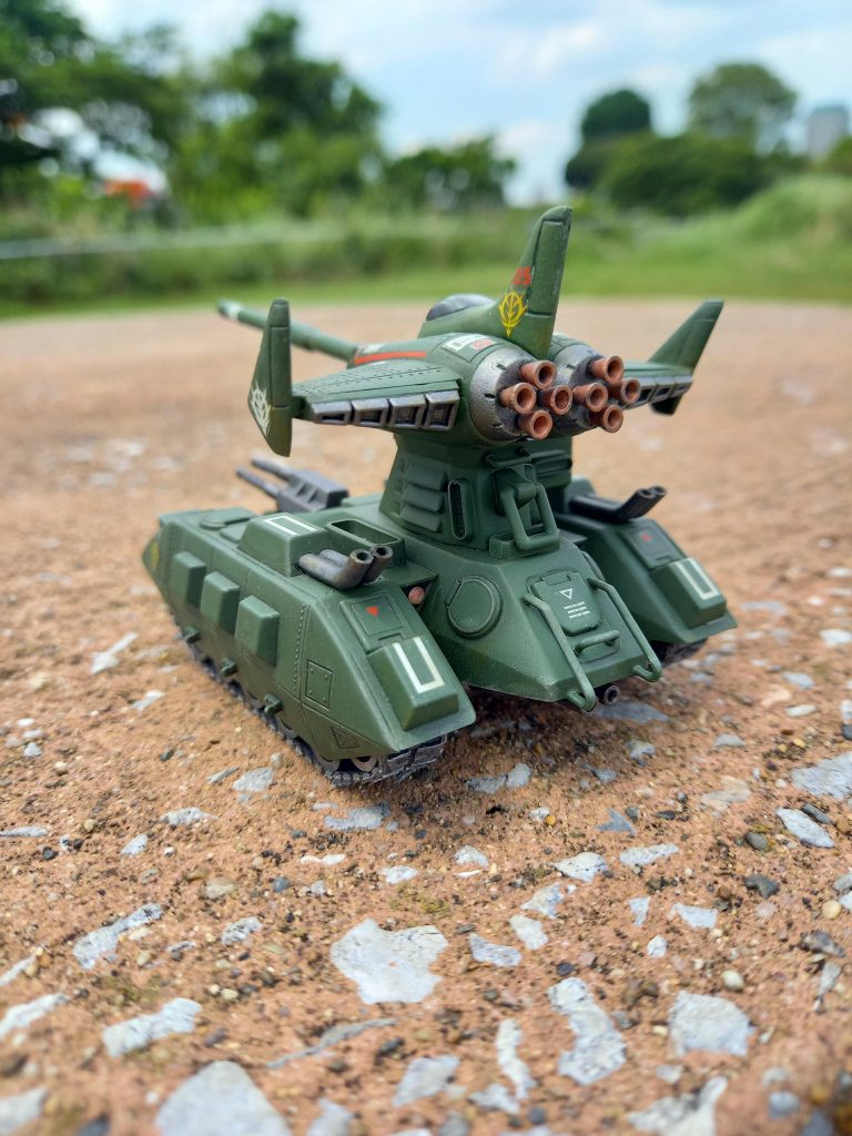 後ろ。ハッチやテールランプを追加。