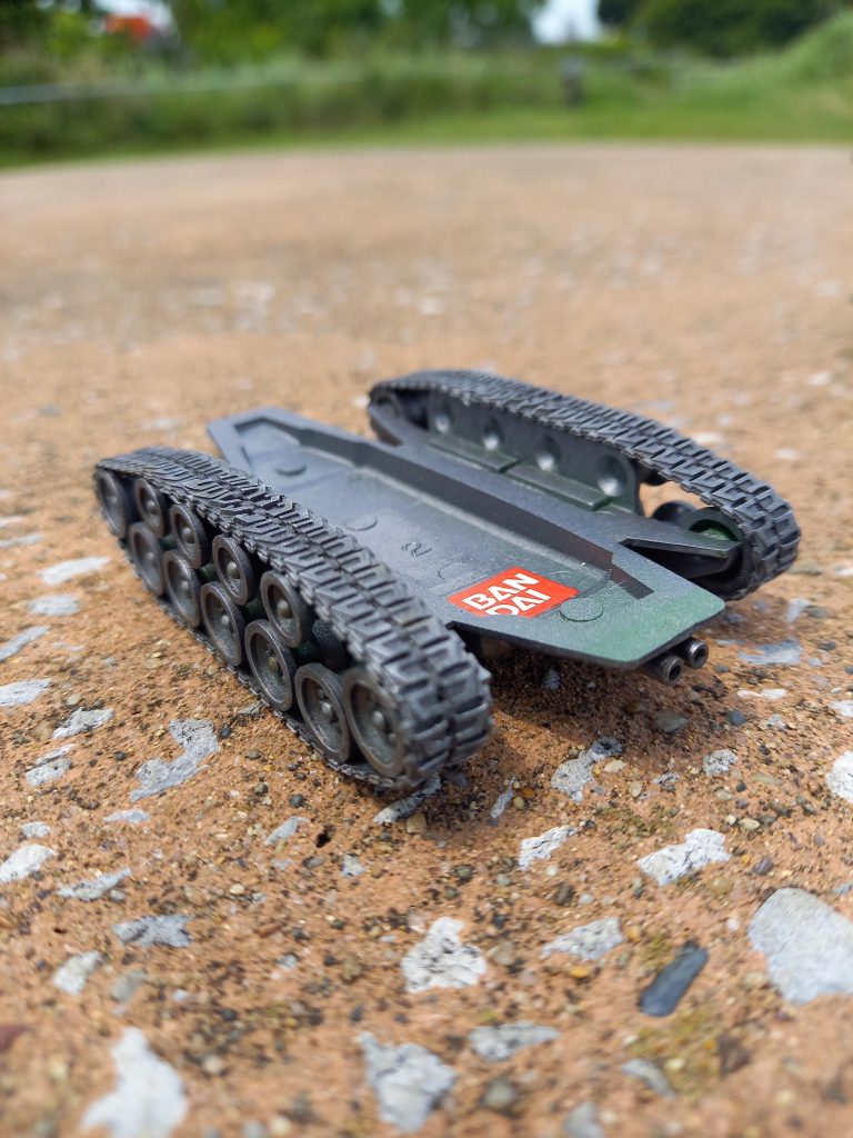 接着してしまうと8割見えなくなるキャタピラ。ザクタンクで後悔したので接着してません。