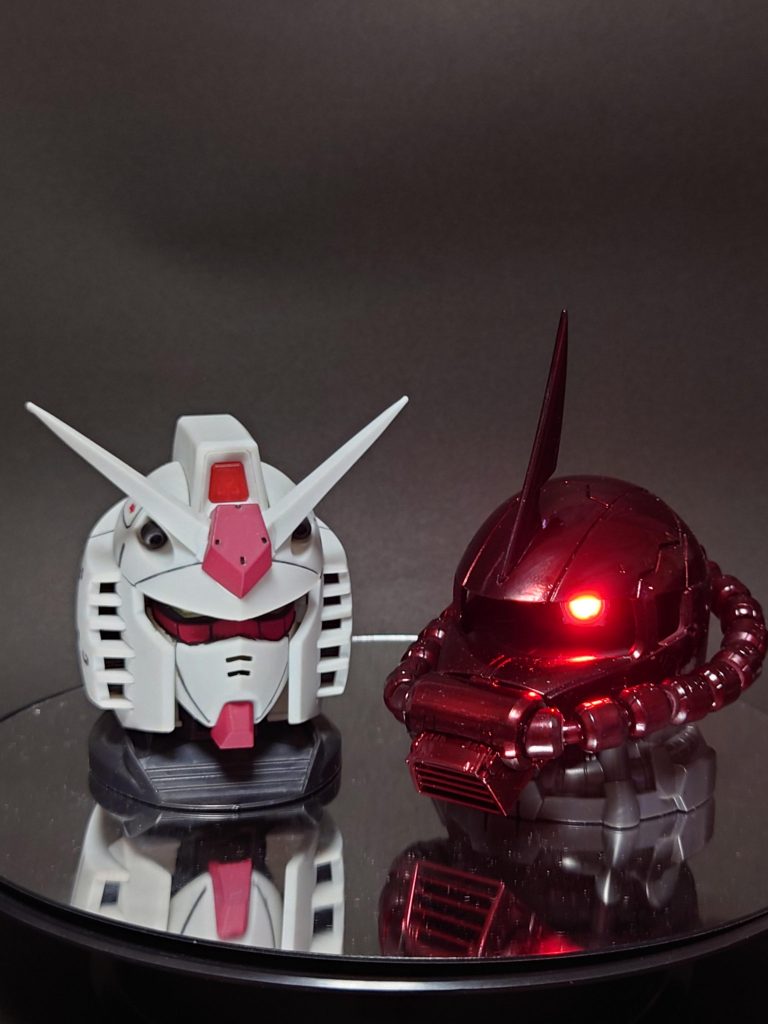 墨入れしたガンダムヘッドと並べてみました🤟今回、やってみた感想はホントに難しかった💦下地のブラックの上にシャドウプライマー塗らないと下地が侵食されてしまってくすんだのかもしれません💡