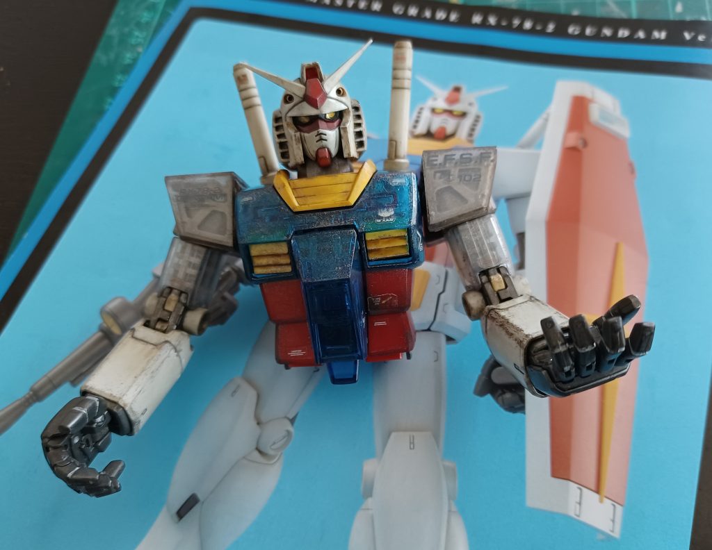 上半身が完成~♪背部パーツと左肩パーツを何回も外している内に破損😭💧💧(夜中に大声で叫んでしまったww)