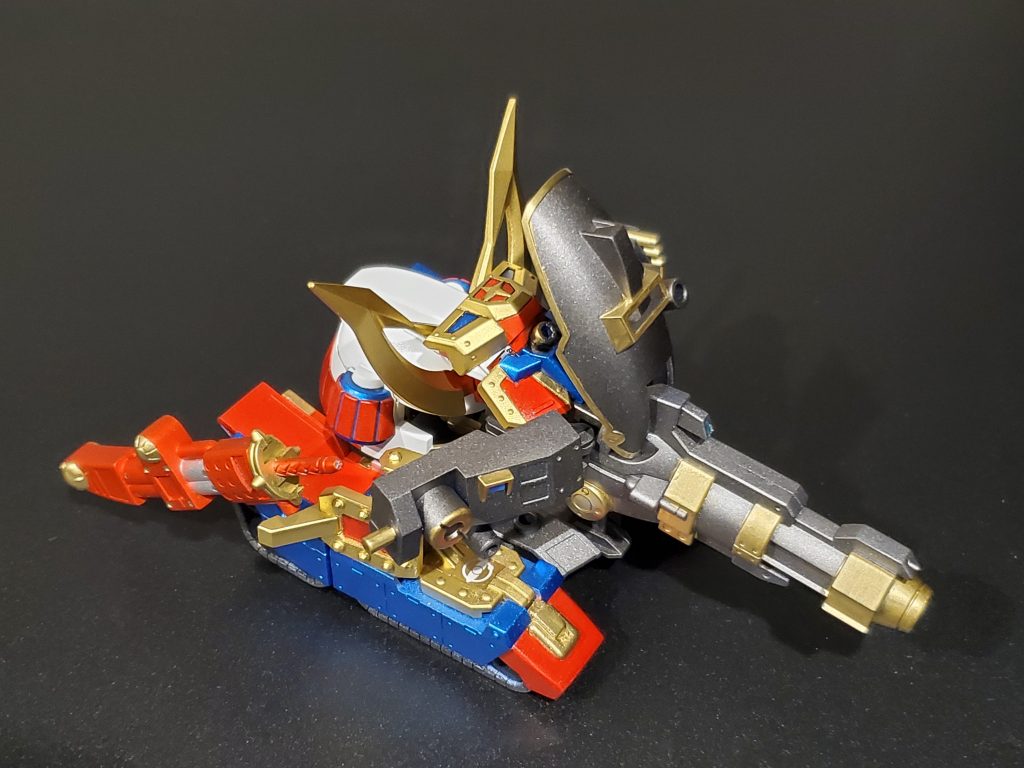 組み方をなるべく旧キットの戦車に近づけています。可変ってどの形態で飾ろうか悩みますよね