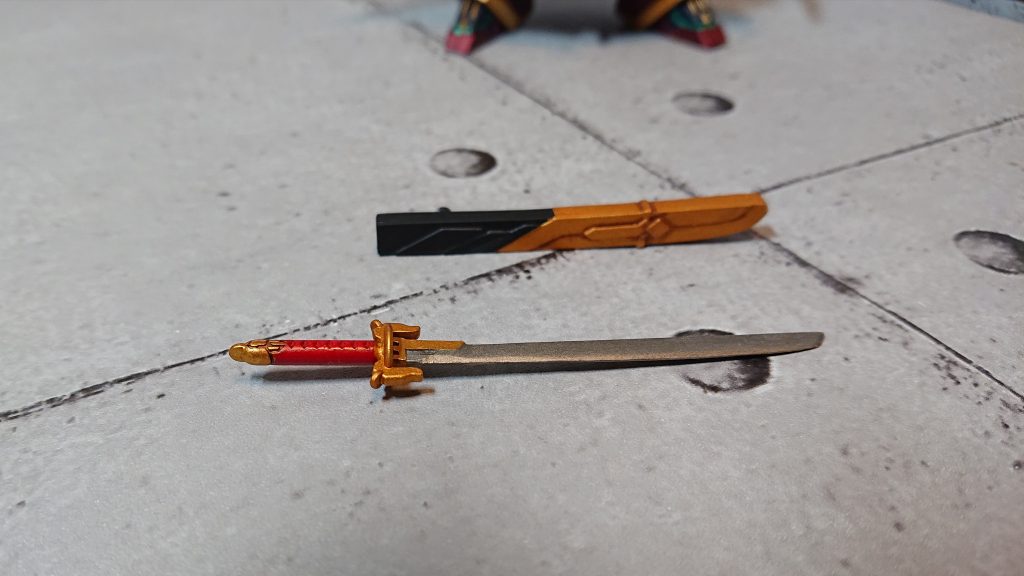 鞘の方は一旦スライスしてスリムにして再接着の後、穴埋め。刀も鍛錬して薄く鋭くしました。