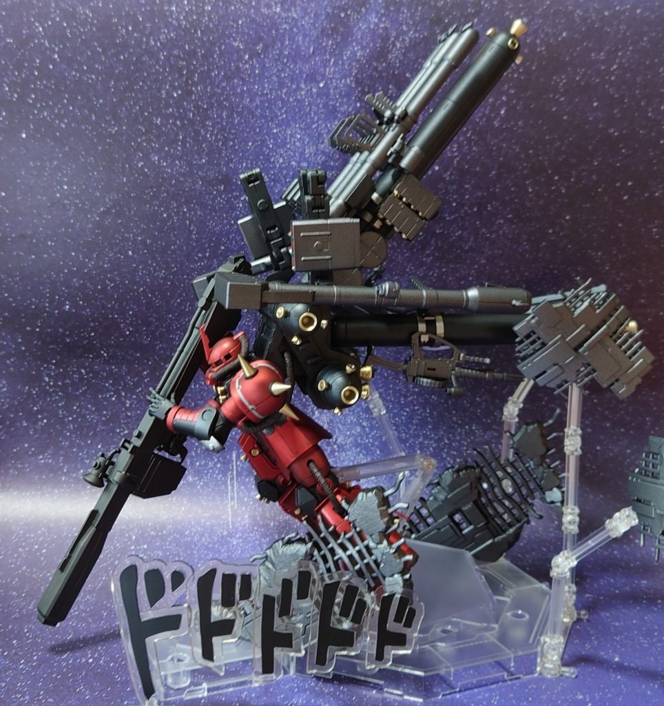 デブリの海を切り裂いて進む、真紅のザク。